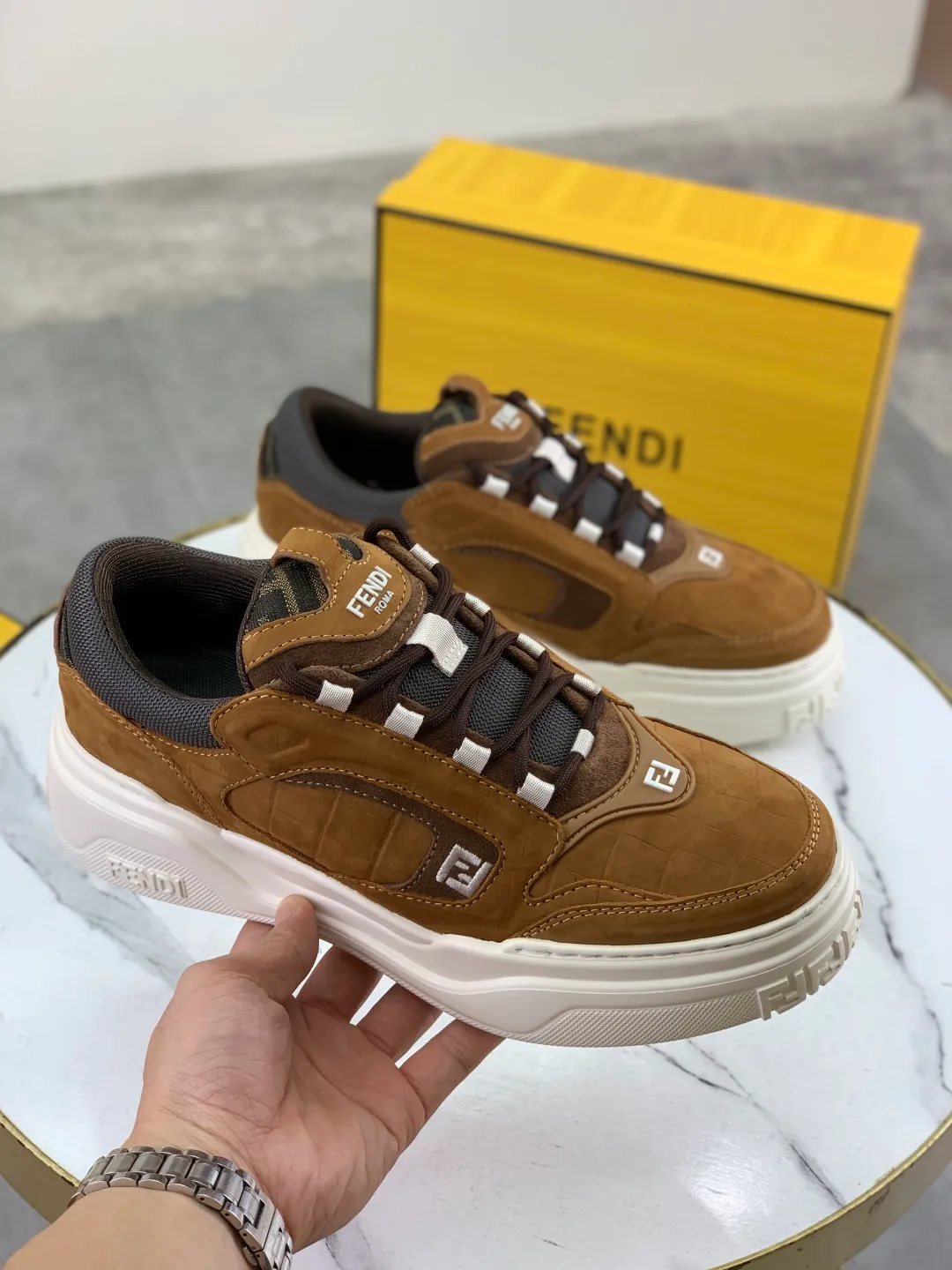 Men's Men's Shoes 💰P800 New Style 💰💎💎💎Summer Hot Style [FENDI Fendi] Top Version 🆕New slip-on sneakers, wavy soles engraved with original words. Embossed Fendi Flow lettering on the heel. The upper is made of high-end calfskin and breathable materials. Original lining with tone-on-tone details decorated with innovative handcrafting techniques. Ultra-light and wear-resistant TPU and IP foam soles, overall lightweight and comfortable. Size:39-44 (38 45 can be customized)